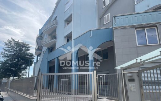 Prestigioso locale commerciale di ampia metratura con parcheggio privato in via Corato