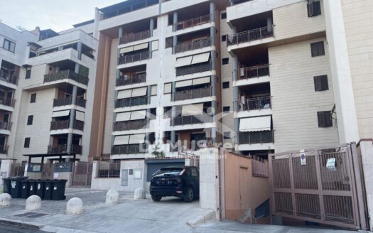 Raffinato trilocale a piano rialzato in via Catullo