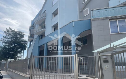 Locale commerciale di 470 mq con parcheggio privato in Via Corato