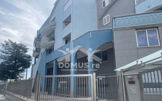 Locale commerciale di 330 mq con parcheggio privato in Via Corato