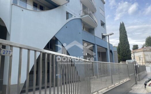 Prestigioso locale commerciale di ampia metratura con parcheggio privato in via Corato