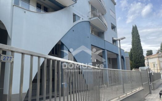 Locale commerciale di 470 mq con parcheggio privato in Via Corato