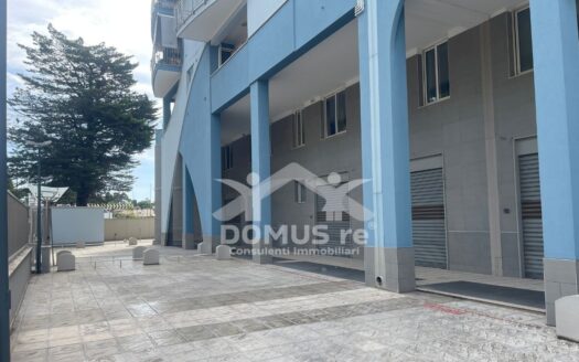 Locale commerciale di 470 mq con parcheggio privato in Via Corato