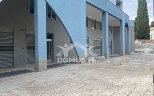 Prestigioso locale commerciale di ampia metratura con parcheggio privato in via Corato