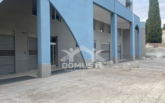 Locale commerciale di 330 mq con parcheggio privato in Via Corato