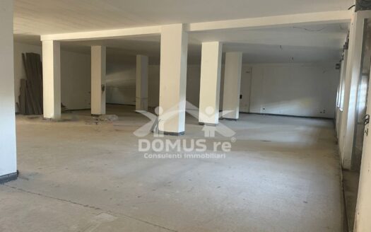 Locale commerciale di 330 mq con parcheggio privato in Via Corato